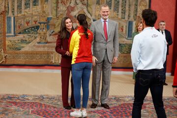 Los Reyes saludan a Carolina Marín durante la recepción a los deportistas olímpicos y paralímpicos participantes en los Juegos Olímpicos de París 2024.