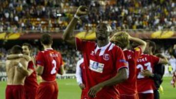 Mbia saluda a la afici&oacute;n sevillista tras la conclusi&oacute;n del partido.