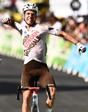 Alegría de Bob Jungels tras la victoria en la novena etapa del Tour de Francia 2022.