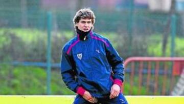 <b>LISTO.</b> Fernando Llorente realizó ayer ejercicios físicos, corrió y tocó balón en el Campo 2.