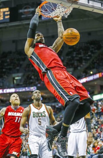 LeBron James (D) machaca el aro ante la mirada de Ekpe Udoh (C) y su compañero Chris Andersen (2-I).