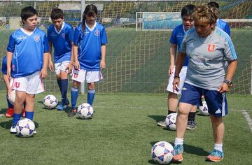 Berríos guía a sus pupilos en el proyecto más social del club.