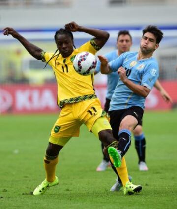 Nicolas Lodeiro y Darren Mattocks.