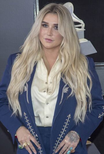 La cantante Kesha posa a su llegada al Madison Square Garden de Nueva York, para participar de la 60 edición de los Premios Grammy.
