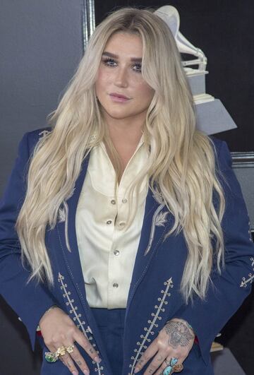La cantante Kesha posa a su llegada al Madison Square Garden de Nueva York, para participar de la 60 edici¨®n de los Premios Grammy.
