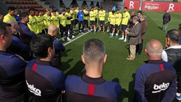 La plantilla del Barça atiende la charla de Antoni Trilla el pasado viernes.