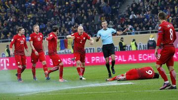 Lewandowski tendido en el suelo tras explotarle un petardo cerca. 