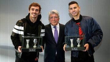 GRAF053. MADRID, 19/12/2018.- El presidente del Atlético de Madrid Enrique Cerezo (c), y los franceses Antoine Griezmann (i) y Lucas Hernández, durante la tradicional comida de Navidad que el Atlético de Madrid celebra este mié