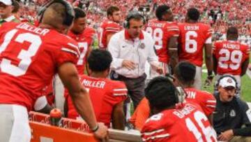Urban Meyer con los chicos del ataque de los Ohio State Buckeyes.