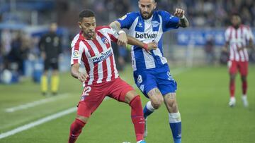 Aleix Vidal, con Lodi en el Alavés-Atlético.