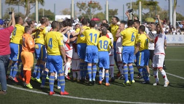 Los jugadores del Rayo y de Las Palmas de LaLiga Genuine, antes de la Danone Nations Cup Canarias-Copa Rodagon.