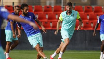 Germ&aacute;n golpea el bal&oacute;n durante el entrenamiento del Granada.