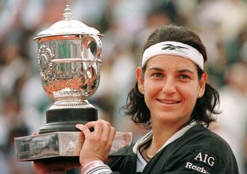 Después de esa tarde mágica de 1989 en la que ganó Roland Garros con tan solo 17 años, llegaron dos títulos más en París (1994 y 1998) y el Open USA de 1994 también ante Steffi Graft, la número 1 del ranking, otras ocho finales de Grand Slam, dos platas y dos bronces olímpicos. Un palmarés soberbio para la mejor tenista española de siempre, la niña con la que pasamos la tarde de un sábado 10 de junio inolvidable.