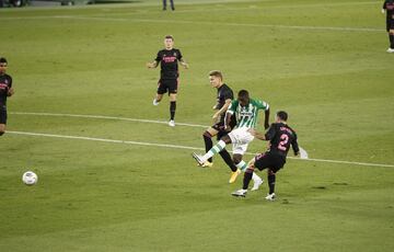 2-1. William Carvalho marcó el segundo gol.