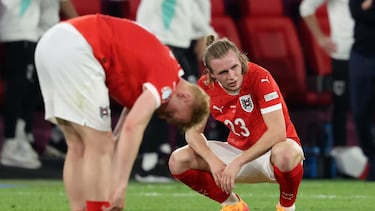 Dusseldorf (Germany), 17/06/2024.- Patrick Wimmer (R) of Austria crouches on the pitch after losing the UEFA EURO 2024 group D soccer match between Austria and France, in Dusseldorf, Germany, 17 June 2024. (Francia, Alemania) EFE/EPA/CHRISTOPHER NEUNDORF