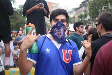 Hinchas de distintos clubes llegaron hasta Plaza Italia para ser parte de la manifestación más masiva. Hasta los archirrivales se tomaron fotografías juntos.