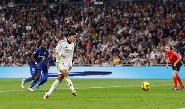 El Real Madrid golpeó primero y en forma de penalti. No lo falló Bellingham, que fue el encargado de lanzar la pena máxima en esta ocasión. Lo ejecutó al medio, superando a un David Soria que se venció a su lado derecho.