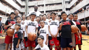 LeBron James, con los ni&ntilde;os de la escuela de Taguig.