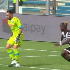 El sombrerito de Ospina al '10' del Parma para evitarse un lío