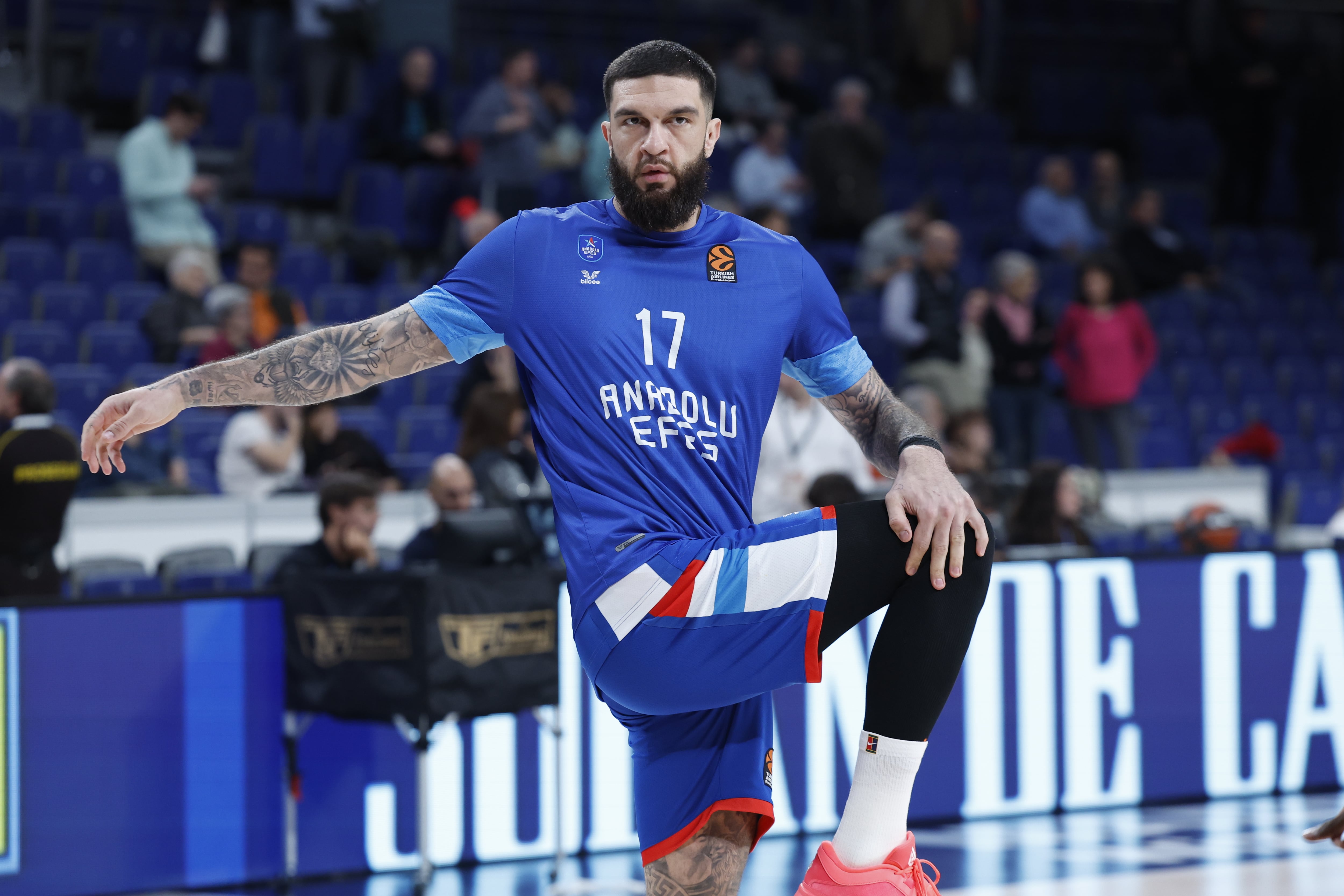 Vincent Borear, el foco de Anatolu Efus, antes del partido contra Madrid en el Estadio Movistar del Euroleek 2024-25.
