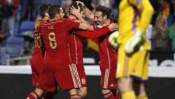 Los jugadores españoles celebran uno de los goles.