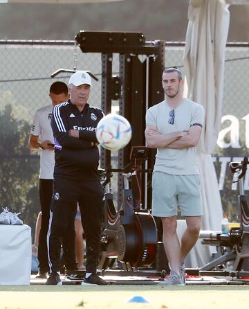 Ancelotti charla con Bale. 