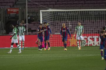 Sergi Roberto sirve ahora un balón en bandera para que Pedri se estrene en LaLiga.