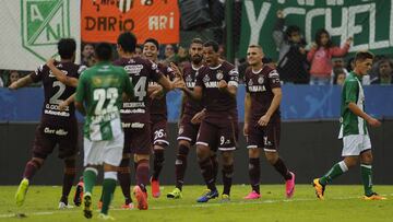 Los jugadores de Lanús celebran un gol ante su máximo rival histórico, Banfield.