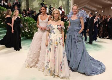 Bruna Marquezine, Tory Burch y Uma Thurman posan en la alfombra de la gala MET.