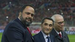 Ernesto Valverde fue homenajeado por la afición y el club del Olympiacos. Evangelos Marinakis presidente de el equipo de El Pireo.