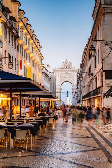 Comida: desde las 12:30 hasta las 14:30 horas | Cena: desde las 21:00 hasta las 22:00 horas. En la foto, Rua Augusta, barrio de Baixa, Lisboa.