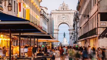 Comida: desde las 12:30 hasta las 14:30 horas | Cena: desde las 21:00 hasta las 22:00 horas. En la foto, Rua Augusta, barrio de Baixa, Lisboa.