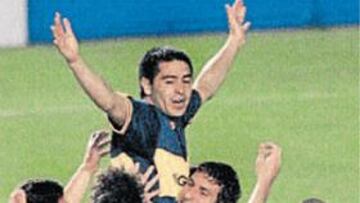 <b>A HOMBROS. </b>Palermo abraza a Riquelme por su golazo a Gremio.