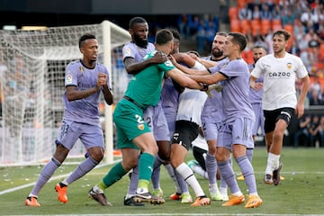 Vinicius recriminó a la grada de Mestalla insultos racistas y amenazó con marcharse del terreno de juego. Más tarde hubo una gran tangana entre los jugadores del Valencia y el Real Madrid en la que Vinicius acabó expulsado.