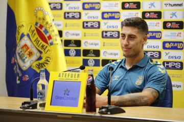 Álvaro Lemos, durante su comparecencia de este mediodía. En la imagen superior, en el entrenamiento matinal.