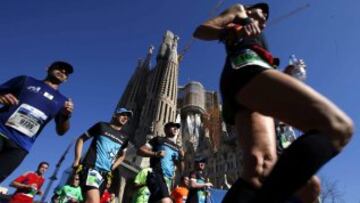 Un grupo de corredores pasan ante la Sagrada Familia durante la trig¨¦simo cuarta edici¨®n del Marat¨®n de Barcelona, en la que participan 17.830 atletas de 87 pa¨ªses, lo que la sit¨²a entre las cinco 'grandes' de Europa.