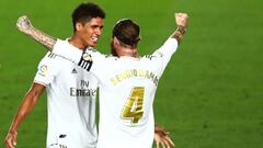 Raphael Varane y Sergio Ramos se abrazan despu&eacute;s de ganar la Liga en julio de 2020.