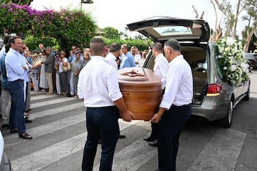 El coche fúnebre con los restos mortales de Caritina Goyanes llegan a la parroquia de Guadalmina donde se celebra un funeral en memoria de la fallecida.
