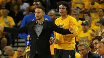 Curry tuvo que ver el partido desde el banquillo debido a una lesión en el pie.