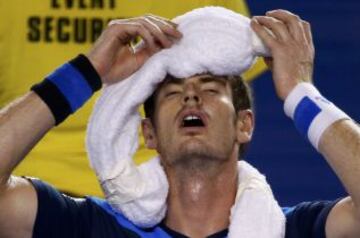 Andy Murray utiliza una toalla llena de hielo durante el partido en el torneo de tenis Abierto de Australia 2014 en Melbourne