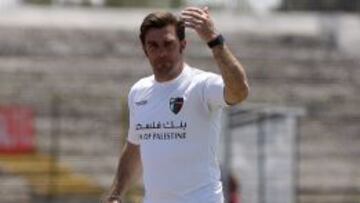 El entrenador de Palestino, Pablo Guede, toma su lugar antes del partido de primera divisi&oacute;n en el estadio La Cisterna de Santiago, Chile.