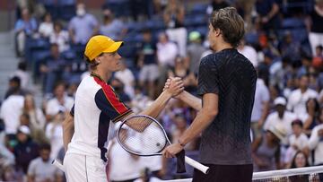 Zverev y Sinner se saludan tras el partido.