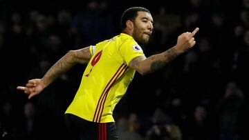 Deeney, lanzando una doble peineta a los aficionados del Chelsea.