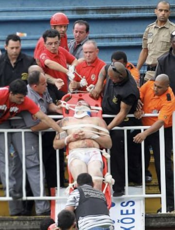 Los seguidores de ambos equipos se enfrentaron en las gradas del estadio. La policía tuvo que intervenir ante la dureza de la pelea.