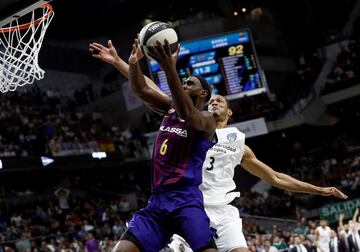 Singleton recibi¨® un bal¨®n solo en la pista blanca y cuando estaba cerca de anotar, recibi¨® un manotazo directo en la cara de Anthony Randolph, que los ¨¢rbitros no lo castigaron como falta.