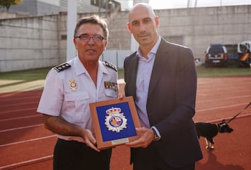 Luis Rubiales, presidente de la RFEF y Bartolomé Calvo, comisario de la Policía Nacional.