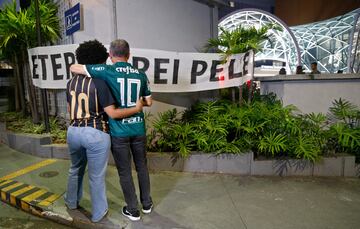 Aficionados brasileños lloran delante de un cartel honrando a Pelé delante del Hospital Israelita Albert Einstein Albert Einstein, donde pasó sus últimos días Pelé.