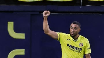 Villarreal's Dutch midfielder Arnaut Danjuma Groeneveld celebrates after scoring a goal during the Spanish League football match between Villarreal CF and Real Betis at La Ceramica stadium in Vila-real on October 3, 2021. (Photo by JOSE JORDAN / AFP)