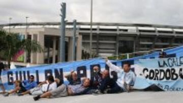 Aficionados argentinos se re&uacute;nen en inmediaciones del estadio Maracan&aacute; 