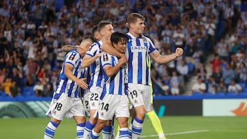 SAN SEBASTIÁN, 15/09/2022.- El delantero noruego de la Real Sociedad Alexander Sørloth (d) celebra su gol, durante el encuentro de la fase de grupos de la UEFA Liga Europa que Real Sociedad y AC Omonia disputan hoy jueves en el Reale Arena de San Sebastián. EFE/ Javier Etxezarreta
